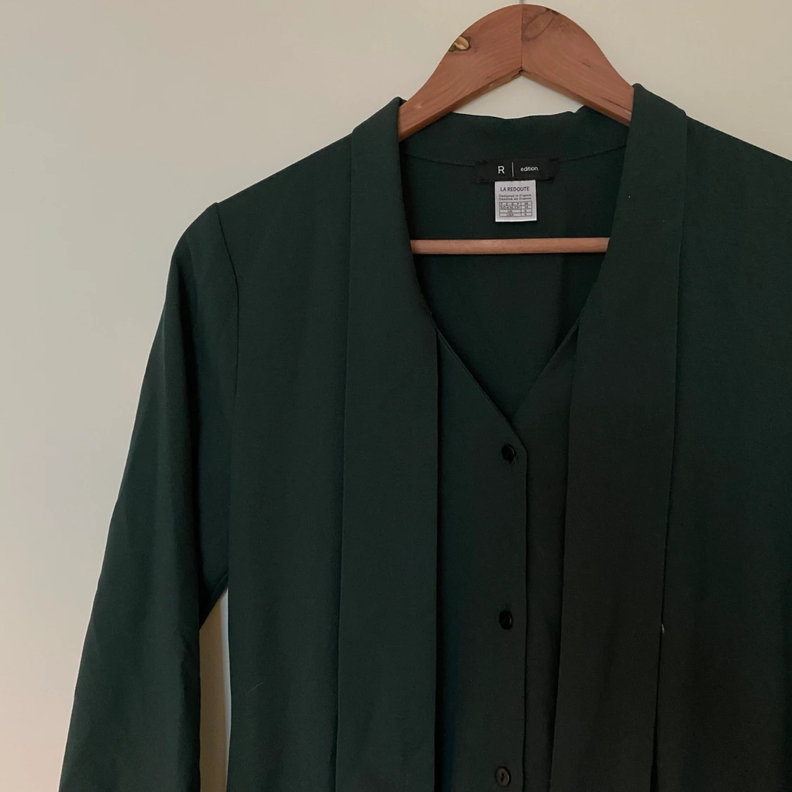 Mörkgrön jumpsuit med knytdetalj