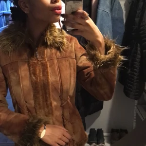 Vintage Afghanjacka - INTRESSEKOLL på snygg, skön, varm och trendig brun/beige jacka. Snygga detaljer och lurvig 💖Buda!  (Skorna också till salu på min sida)