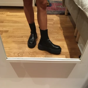 Pull&bear boots - Chunky boots med högt skaft från pull&bear. Storlek 38. Köpta här från Plick men de var lite för stora för mig ☹️. Bara använda några få ggr av tidigare ägaren. Ser helt oanvända ut 👌🏼