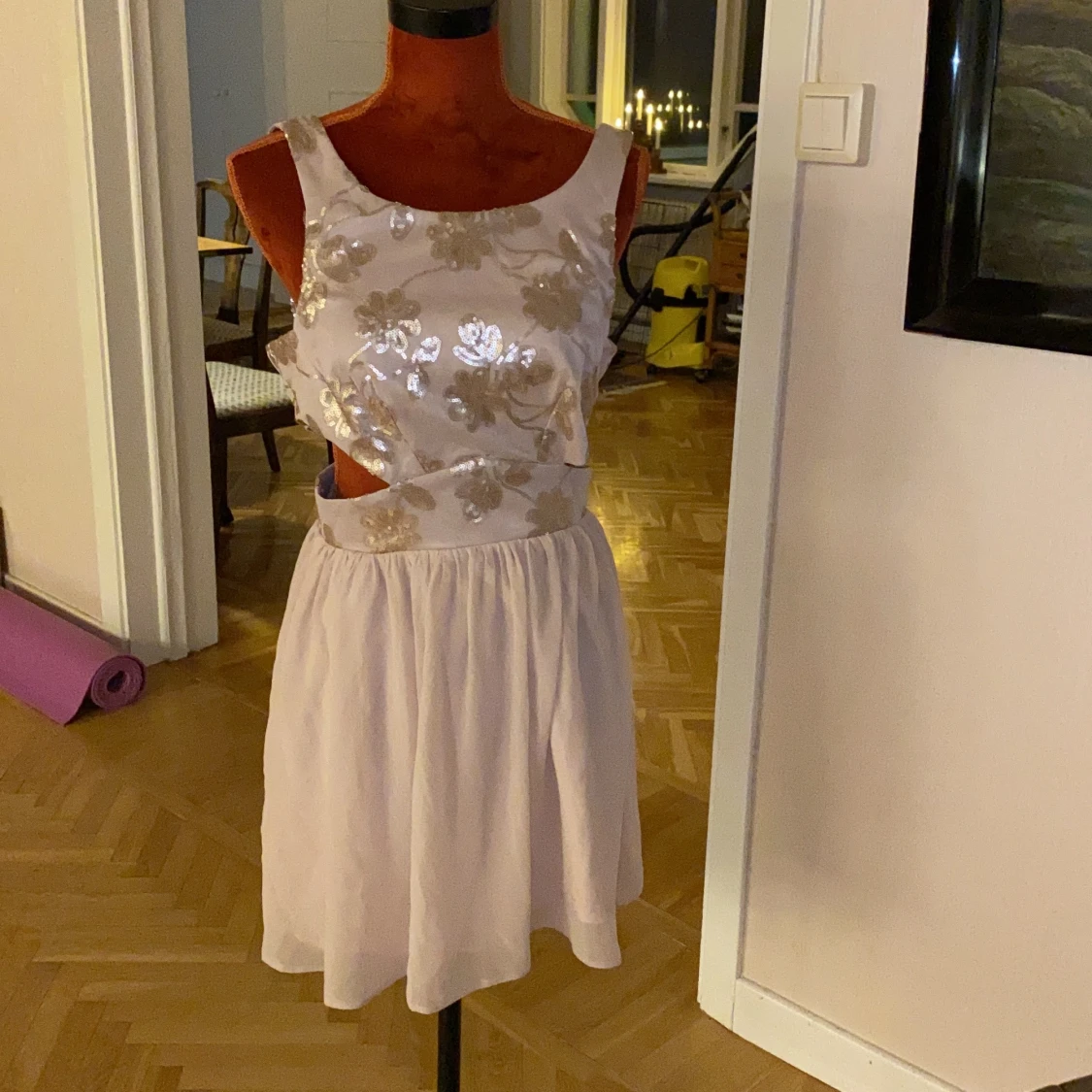 Guldig  och ljus rosa klänning