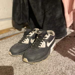 Nike airmax - Marinblå nike airmax storlek 38, Otvättade på bilden men tvättas självklart innan dom skickas!💫 fint skick!! 300kr plus frakt eller bud.
