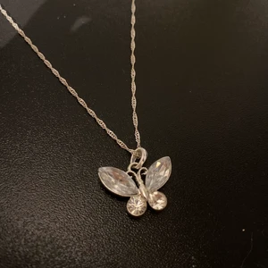 Halsband - Superfint halsband med en fjäril på! Knappt använt och mycket fint skick!
