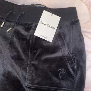 Juicy couture byxor - Säljer dessa fina byxor från Juicy couture i storlek S. Helt oanvända och har prislappen kvar. Säljer pga att de är lite för korta i längden för mig som är 177 cm lång. Vill ni se fler bilder kan ni skriva till mig💋💕 