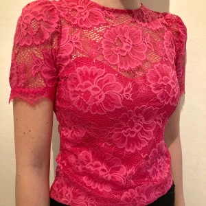 Söt rosa spetstopp i storlek S  - Knappt använd, mycket fint skick. Spetsen är genomskinlig i ryggen men inte framtill som bilderna visar. Storlek S.