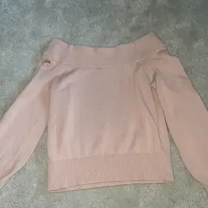säljer denhär jättefina rosa stickade tröjan ifrån hm i storleken xs (den känns mer som en s)