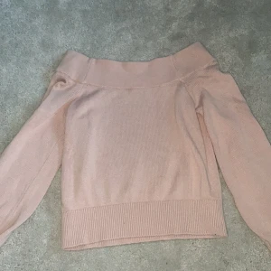 rosa stickad tröja - säljer denhär jättefina rosa stickade tröjan ifrån hm i storleken xs (den känns mer som en s)