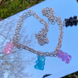 Gummibjörns halsband - Gummibjörns halsband med berlocker, finns även i ❤️🧡💛💚💙💜🖤🤍💗 kjedia cirka 45 cm