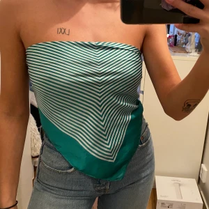 En sjal i satin - Så fin sjal i satin som jag använt som topp genom att knyta i ryggen! Går absolut att ha på andra sett (har dock blivit lite sliten vart jag knutit den, inget som syns när man har den på!!) frakten ingår i priset