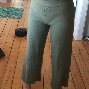 Pull & Bear byxor - Fina byxor från pull & bear som jag köpte i Portugal i storlek XS. Frakt tillkommer 💓