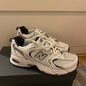 New Balance 530 - Säljer mina New Balance 530 i storlek 38,5 som aldrig är använda. Prislappen sitter kvar. Dessa är svåra att få tag på. Budgivning i kommentarerna. Börjar på 1300kr 