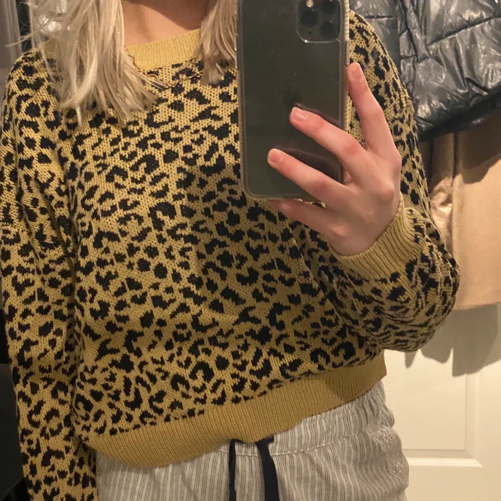 Snygg ”stickad” tröja med leopard mönster. Flitigt använd men i toppskick. Älskar både mönstret och passformen på denna. Pass på:) . Stickat.