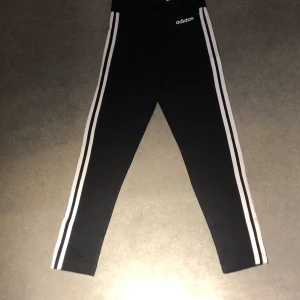 Nya adidas tights  - Helt nya adidastights i storlek XS med lapparna kvar. Nypris 299kr, säljer de för 200kr. 