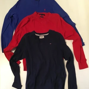 Stickade märkeströjor från Gant och Hilfiger i stl S - Blå Ralph Lauren stl S, röd Hilfiger stl S, mörkblå Hilfiger stl S. Fint skick på de två första och använt skick på den sista. 500kr för alla tre. 