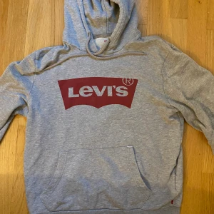 Levis hoodie  - Grå Levis hoodie, inte använd så många gånger då den är lite liten för mig. Storlek s men skulle rekomendera för en xs. 
