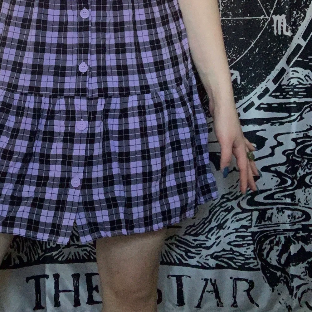 Lila checkered klänning som inte kommit till användning tyvärr. Overknee, a-line skirt modell, utmärkt skick🦋. Klänningar.