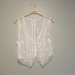 Vintage väst med detaljer - Jättefin väst med brodering, vintage köpt i Köpenhamn. (Köpare står för frakt)