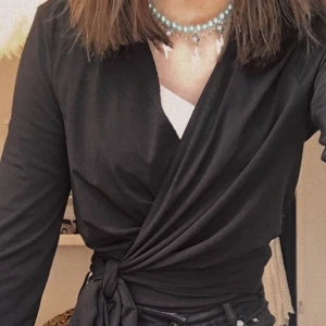 Söt tröja/blus✨✨ - Sitter helt okej då man kan styra de själv med hjälp av att knyta rosetten 🎀 frakt tillkommer📦