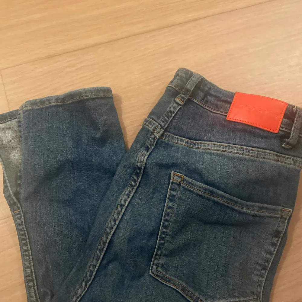Mörkblå jeans från Odenim med slits ner till. Sitter jätte snyggt och är jätte snygga men bara använda några få tal gånger. Storlek:36 Nypris : 1599 kr Mitt pris :500 kr + frakt❤️. Jeans & Byxor.