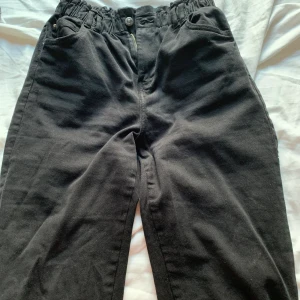 Stretchiga Jeans Från Bershka - Supersköna och stretchiga jeans, säljer för att jag inte har använt de alls utan enbart provat. Alltså är de i nyskick! Frakt ingår ej i säljpriset utan det står köparen för! Bara att skriva om det är några funderingar!😌