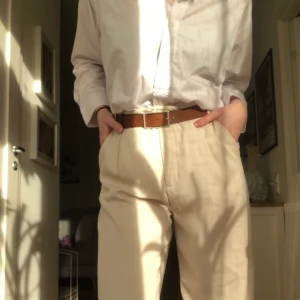 Affix UF bälten - Ziggy ✨Stilrena läderbälten av vegetabiliskt garvat läder producerade i Sverige. Våra bälten är anpassade till samtliga könstillhörigheter i alla åldrar och kommer i färgerna svart och brunt.✨ För mer information besök vår instagramsida: @affix.uf