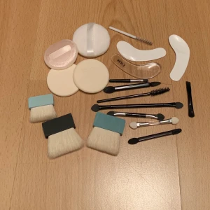 Massor med sminkverktyg - Massor med sminkverktyg. Spatlar, borstar från Benefit, ögonfransborste, svampar.