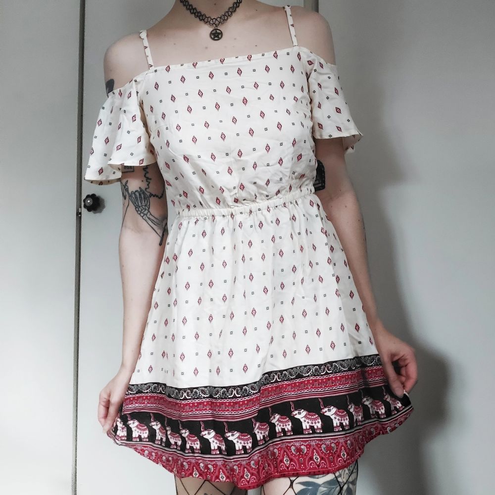 Off shoulder klĂ€nning frĂ„n H&Ms coachella kollektion âș SĂ„ sjukt gullig passform med jĂ€ttesnyggt mönster! ResĂ„r I midjan. SĂ„ sjukt fin sommarklĂ€nning đ„șđŒ Storlek saknas men den Ă€r antingen en 34a eller 36a đŒ 50kr. KlĂ€nningar.
