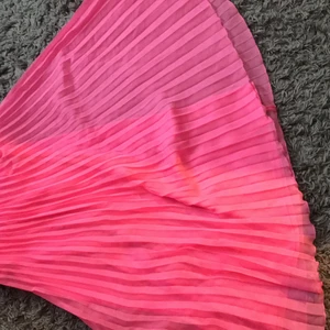 Neon rosa kjol - Neon rosa lång kjol. Uraprungligen från Hm orginalpriset är 399 kr men jag själjer den För 100. Kjolen är använd ett få tal gånger. Kjolen är i väldigt luftigt material. Kjolen har en underkjol så att den inte ska bli genomskynlig. Skriv för intresse❤️ 