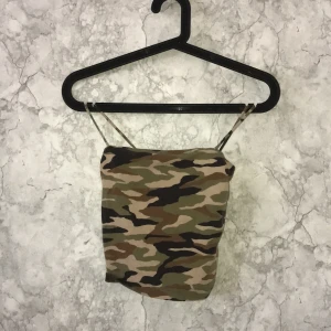 Linne - Detta linne är från Gina tricot. Linnet är nästan helt oanvänt. Linnet är militärfärgat. Skriv om ni är intresserade❤️