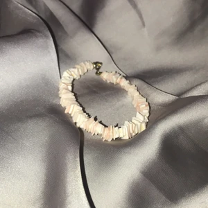 Ett armband och ett halsband - Armbandet är i rosa sten 🪨. Halsbandet är i beige sten. Skriv för intresse 💗