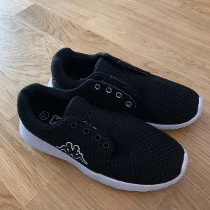 Kappa - Svarta sneakers från Kappa. Köpt från Stadium outlet. Har ingen aning om vart skosnörena är .