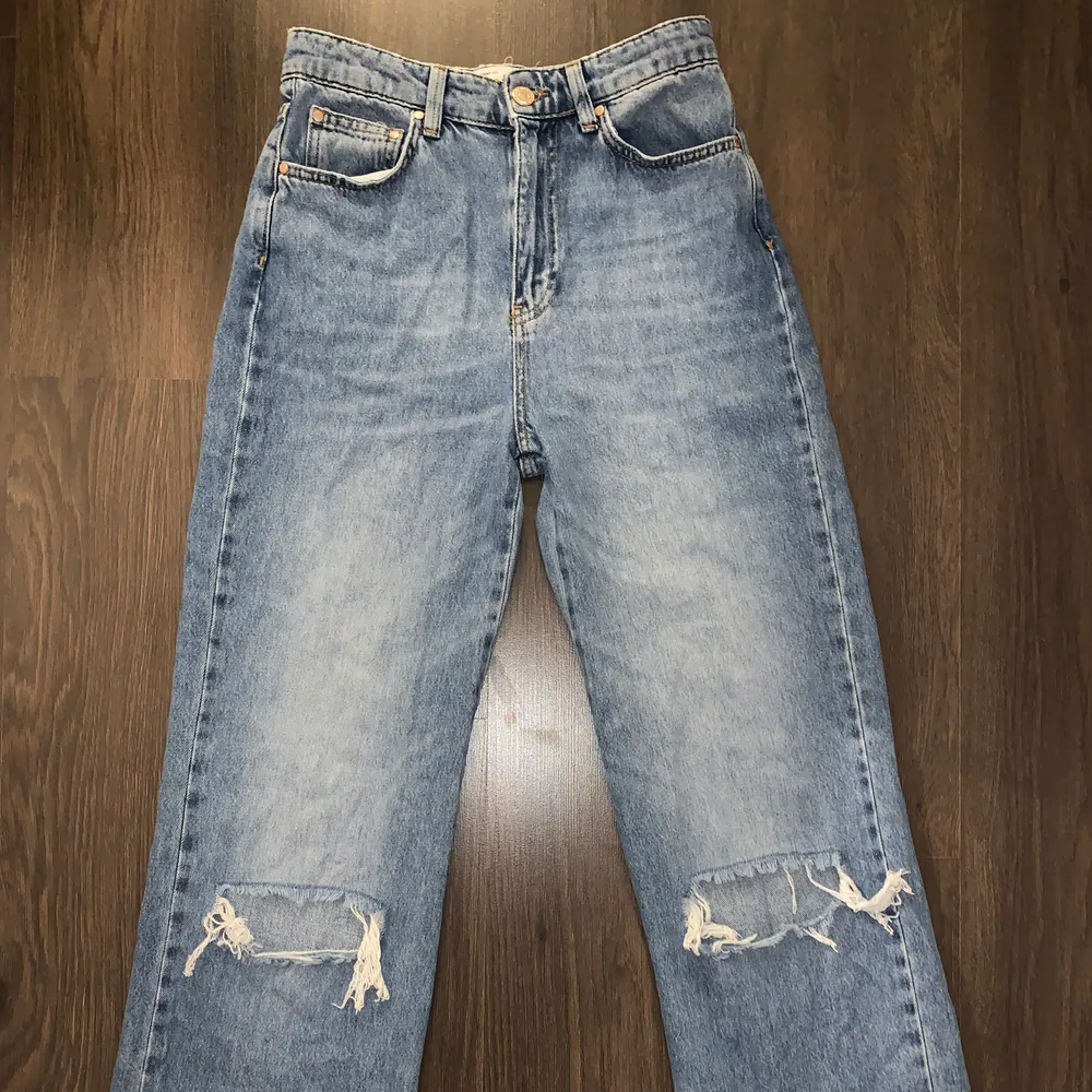 Ett par superfina jeans frön stadivarius som tyvärr endast använts 2 gånger. Dom ser ut precis som på bilden men kan skicka fler bilder om det önskas.. Jeans & Byxor.