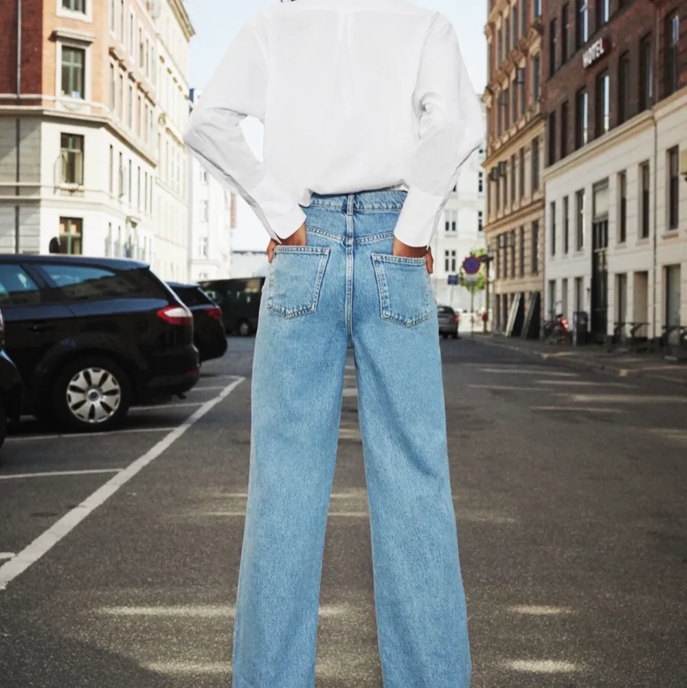 SUPER snygga wide leg jeans från zara, dessa är i mycket bra skicka och slutsålda på hemsidan! Passar mig som är 170 men går att klippa av om man är kortare. Köpare står för frakt💙💙 skriv för fler bilder på passform. Jeans & Byxor.