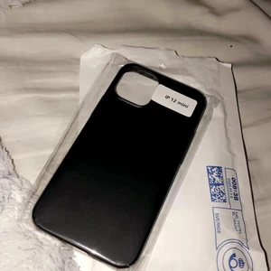  Svart, tunt skal till iPhone 12 mini - Råkade beställa till fel mobil så oanvänt inte tagit ut den ur plasten, jag betalde 110kr för de säljer för 49kr