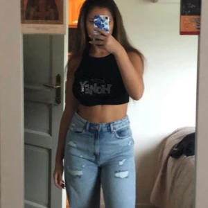 Svart topp - Säljer min mag tröja då det inte kommer till någon användning. Den är i perfekt kvalite och stretchig i storlek S. Den är glittrig och står Honey på den. ✨