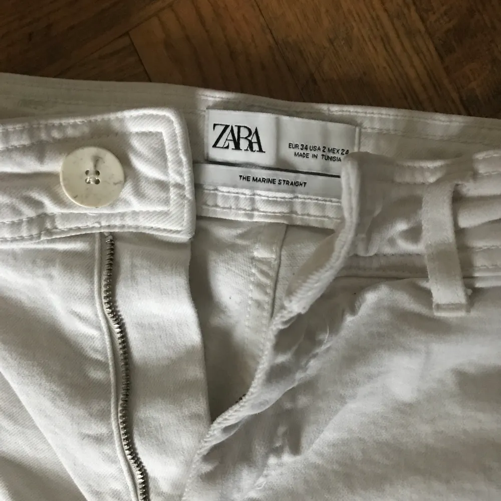 Säljer pissnygga vita Zara jeans!!! Säljs inte på Zara längre!! Dom är straight/flaire 🧡🧡 Buda från 120kr eller köp direkt för 215kr! Passar mig och jag är 162,5. Jeans & Byxor.