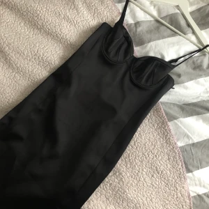 Svart klänning  - Super fin klänning från H&M som tyvärr är för liten för mig i kuporna! Stl M men skulle säga att den passar bättre på S. Köpt här på Plick men aldrig använd! 💖