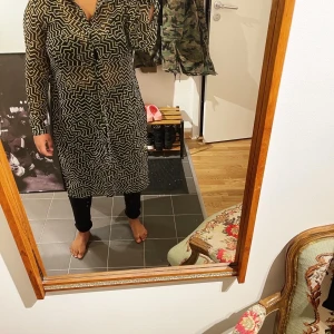 Skjorta - Svartgrön tunn skjortblus med zick-zackmönster från Monki. Hög slits på båda sidor. Strl S. 70 kr + frakt tillkommer. 🌺