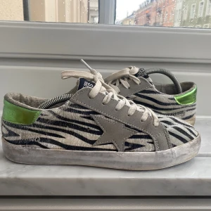 Zebra mönstrade sneakers  - Modellen är gjord för att se lite sliten ut. Därav färgen på sulan. 