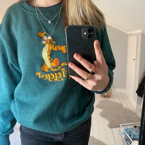 Sweatshirt - OBS! Första och tredje bilderna fick inte så bra kvalitet, den andra bilden visar bäst! Säljer denna sweatshirten med ett format av en tiger. Den är köpt second hand. Men jag har själv använt den några fåtal gånger! 150kr + frakt. Köparen står för frakten!!!  HÖGSTA BUD: 200kr