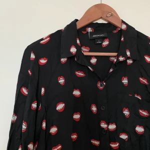Unik skjorta med läpp-tryck - Såå snygg skjorta med mönster från monki!! Superbekväm och knappt använd. 