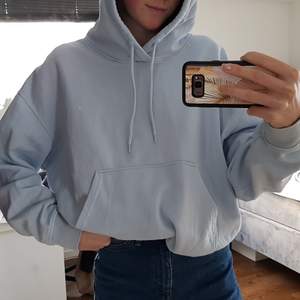 Oversized hoodie i från Weekday. Köpt här på plick men är ett bra skick. Säljer pga att jag ej använder den längre.💕
