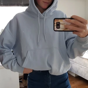 Oversize hoodie i från Weekday - Oversized hoodie i från Weekday. Köpt här på plick men är ett bra skick. Säljer pga att jag ej använder den längre.💕