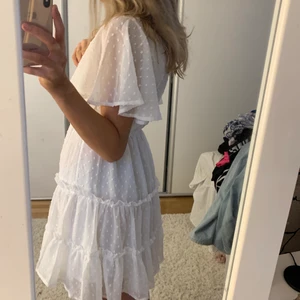 Fin klänning från Nelly  - Verkligen superfin klänning från Nelly som är sparsamt använd, säljer då den är lite för stor. Är i storlek S men skulle säga att den passar M. 