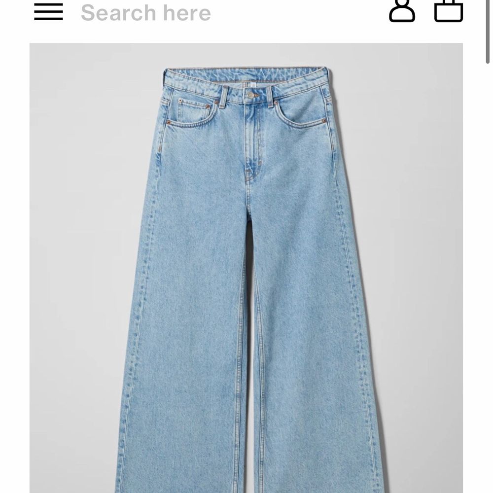 Säljer mina ace jeans från weekday då dom tyvärr inte kommer till användning längre. Jag är ca 160cm och dom lägger sig precis över skorna. Jag brukar även ha storlek 26/27 i jenas dom här är ganska stretchiga. Kom privat för mer bilder. . Jeans & Byxor.
