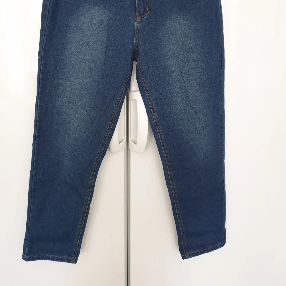 Mom jeans från boohoo 🌸 Aldrig använda, alltså i nyskick 🌞. Jeans & Byxor.