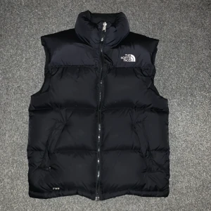 Vintage The north face väst - Vintage north face väst i bra skick, väldigt skön och mjuk,   Buda i kommentarerna bud börjar från 300 och höjs minst med 100kr! Högsta bud: 2200kr