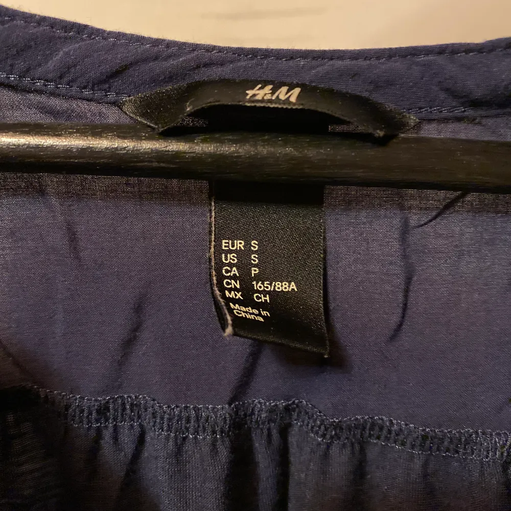 En marinblå blus/tröja från H&M som knappt är använd. Säljes för 39kr, frakt ingår. . Blusar.