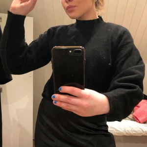 Mango, storlek S - Svart, stickad och croppad polotröja ifrån mango. Använd ganska mycket, men ändå i bra skick. Original pris 349 kr. 