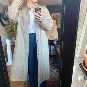 Trenchcoat i tjockare material - Skitsnygg trenchcoat i tjockare materiel, perfekt i kylan! Modellen är 172 cm. Fri frakt inom Sverige 🤗