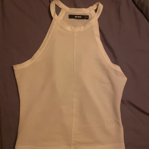 Linne  - Fint linne från BikBok! Säljer då den är för liten på mig, kontakta om fler bilder önskas!💝 köparen står för frakten!